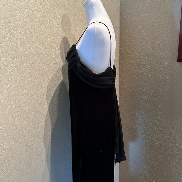 Black velvet full length dress with matching bodice, back and wrap. Size 12-14. - Picture 8 of 8